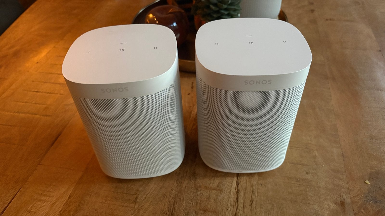 Set van 2 witte Sonos One SL met my Wall muurbeugels