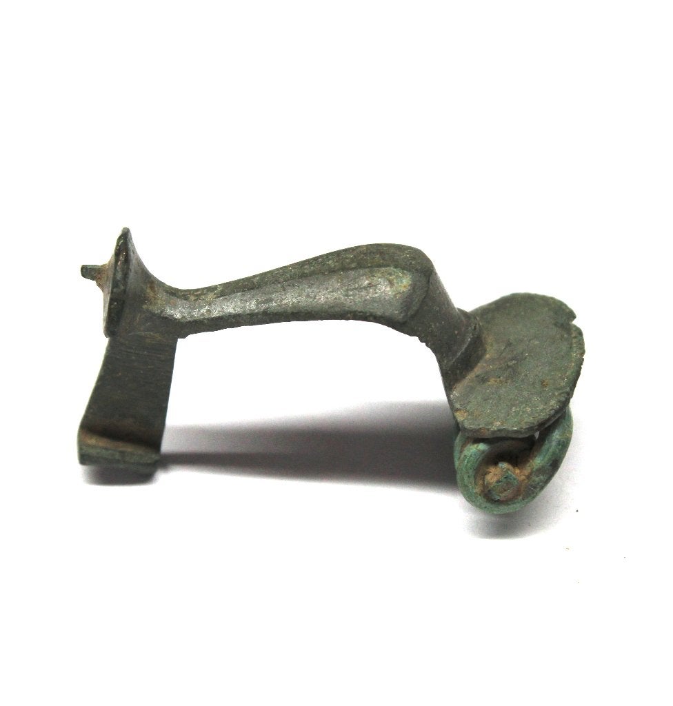 Bodemvondst romeinse bronzen knie fibula, Ophalen of Verzenden, Brons