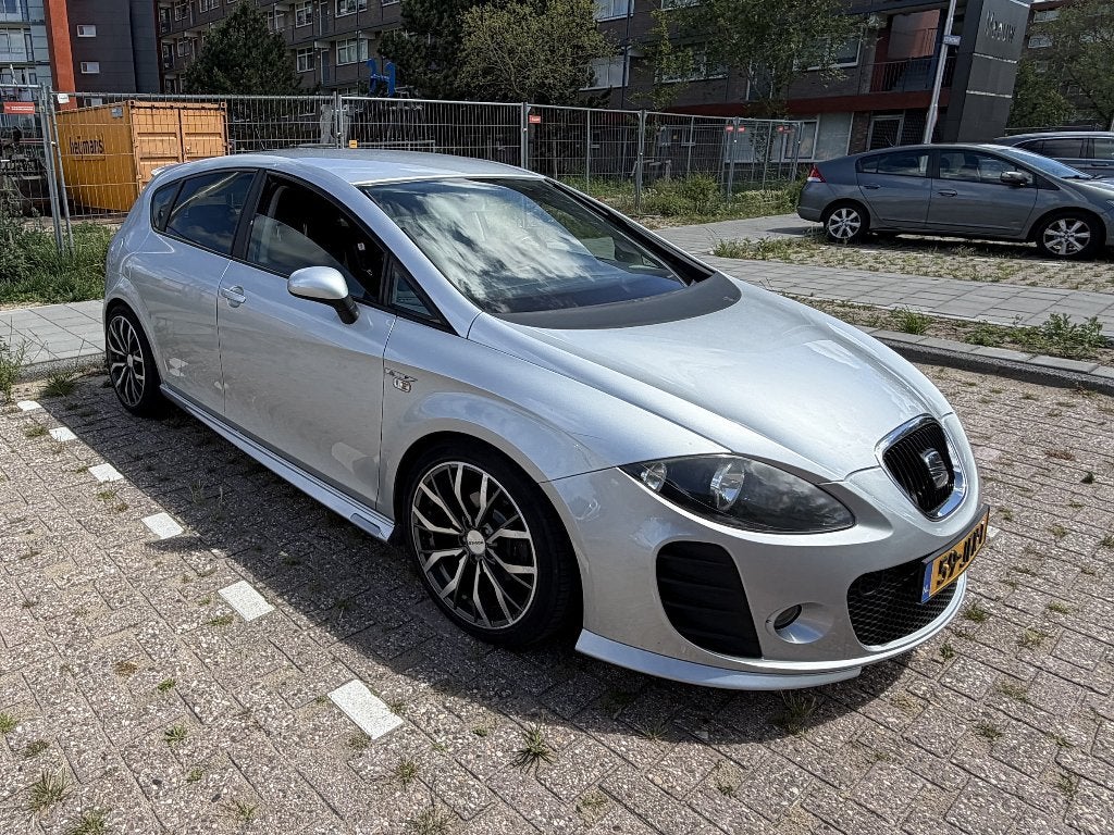Seat Leon 1.6 25 Edition I | Bodykit | 18" | CarPlay | NAP, Auto's, Stof, Zwart, 4 cilinders, Leon