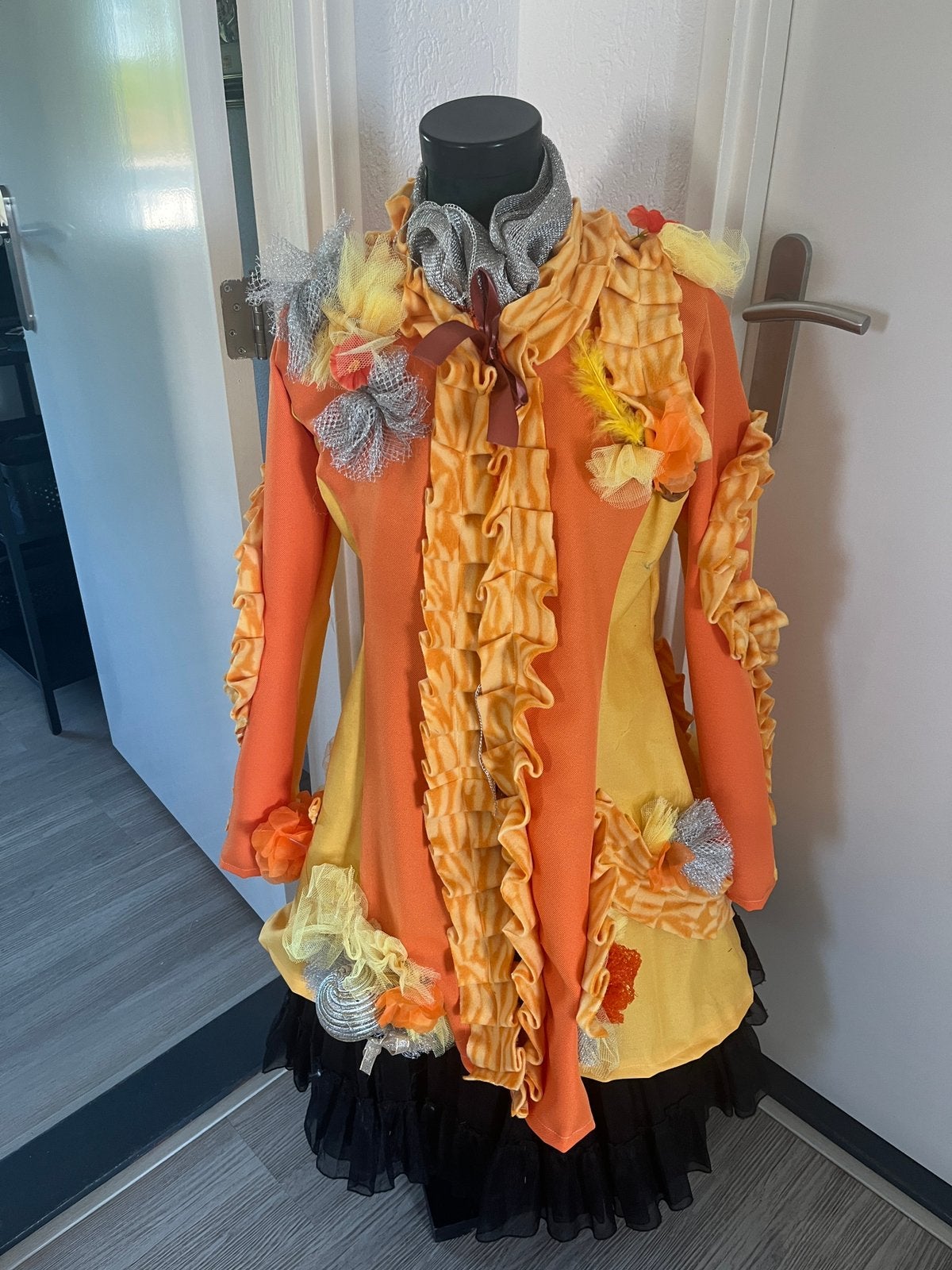 Geel/oranje nieuwe Carnavalsjas maat m iets getailleerd, Ophalen of Verzenden, Nieuw, Maat 38/40 (M), Carnaval