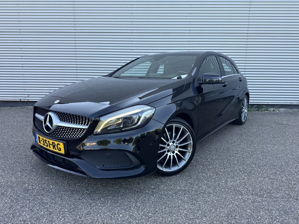 Mercedes-Benz A-Klasse 180 AMG N. Ed. Plus Facelift Automaat, Auto's, Dealer onderhouden, Gebruikt, 4 cilinders, Zwart
