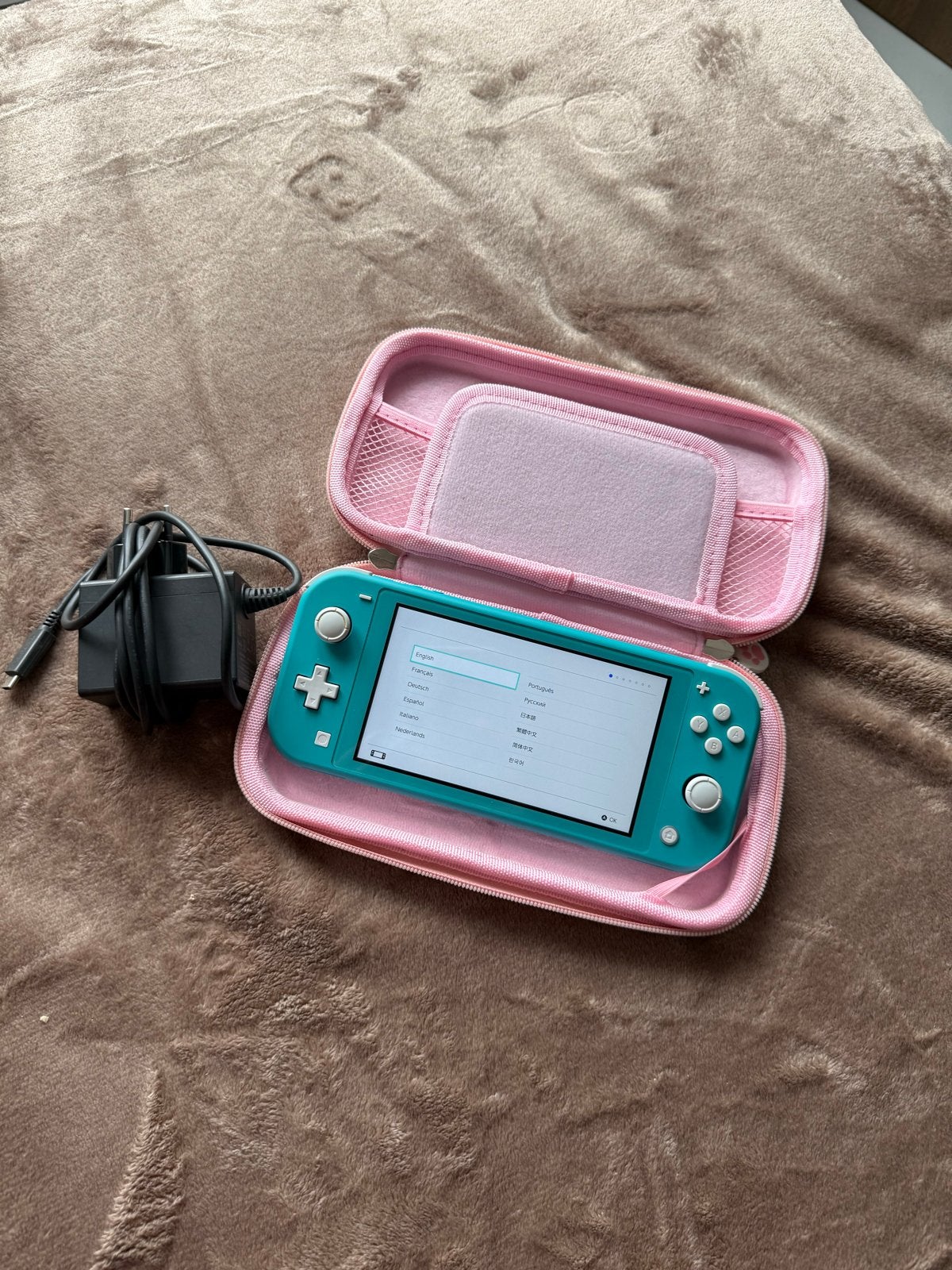 Nintendo Switch Lite Turquoise met roze beschermhoes, Ophalen, Turquoise, Zo goed als nieuw, Met beschermhoes of tas