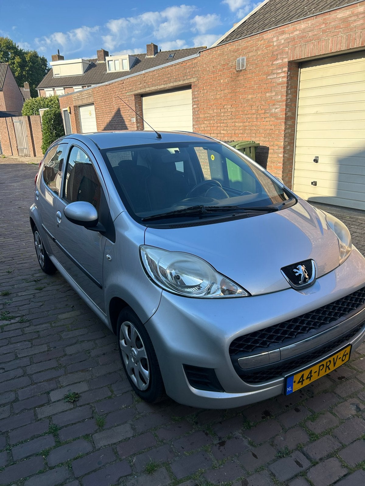 Peugeot 107 1.0 12V 5DR 2011 Grijs, Voorwielaandrijving, 4 stoelen, 68 pk, Origineel Nederlands
