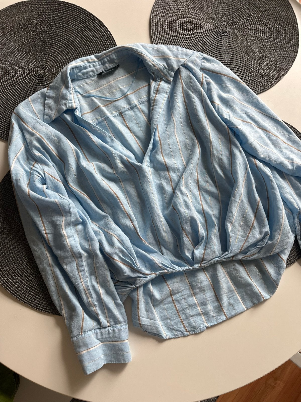 Zara gestreepte wikkelblouse, lichtblauw, maat S, Ophalen of Verzenden, Zo goed als nieuw, Maat 36 (S), Blauw