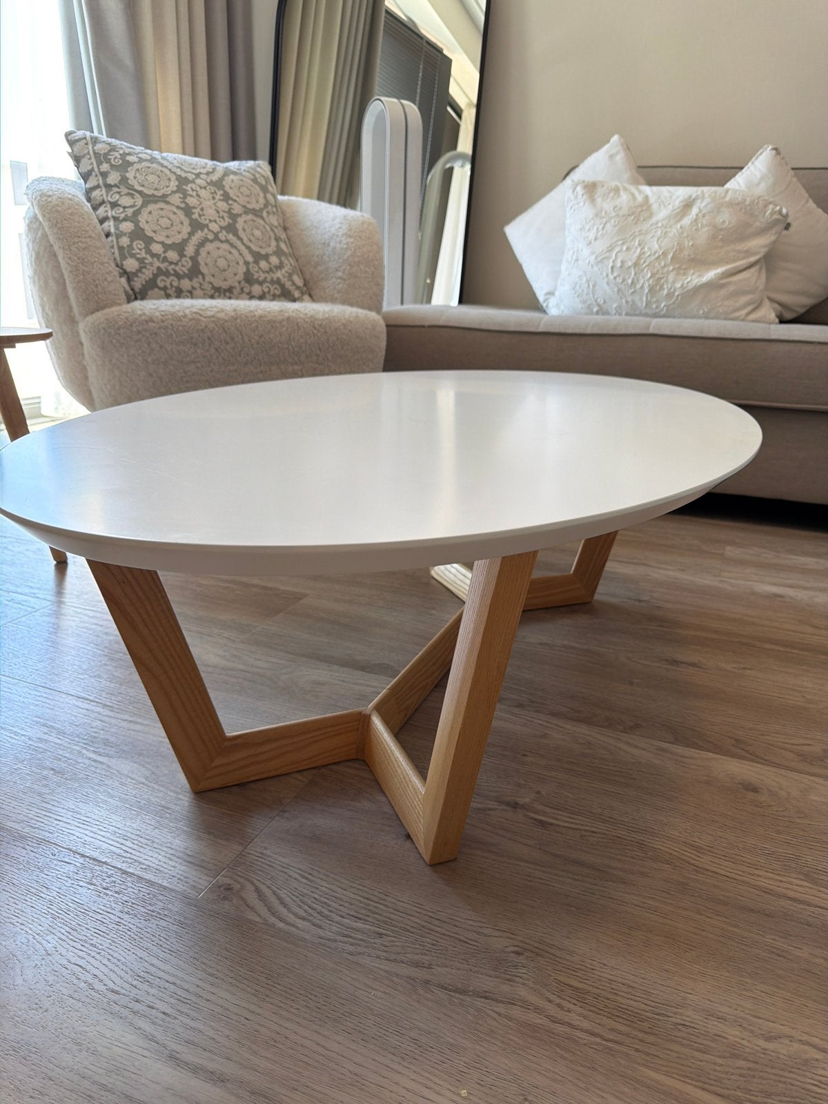 Moderne ovale salontafel met houten onderstel, Huis en Inrichting, Ophalen, 100 tot 150 cm, 50 tot 100 cm, Zo goed als nieuw