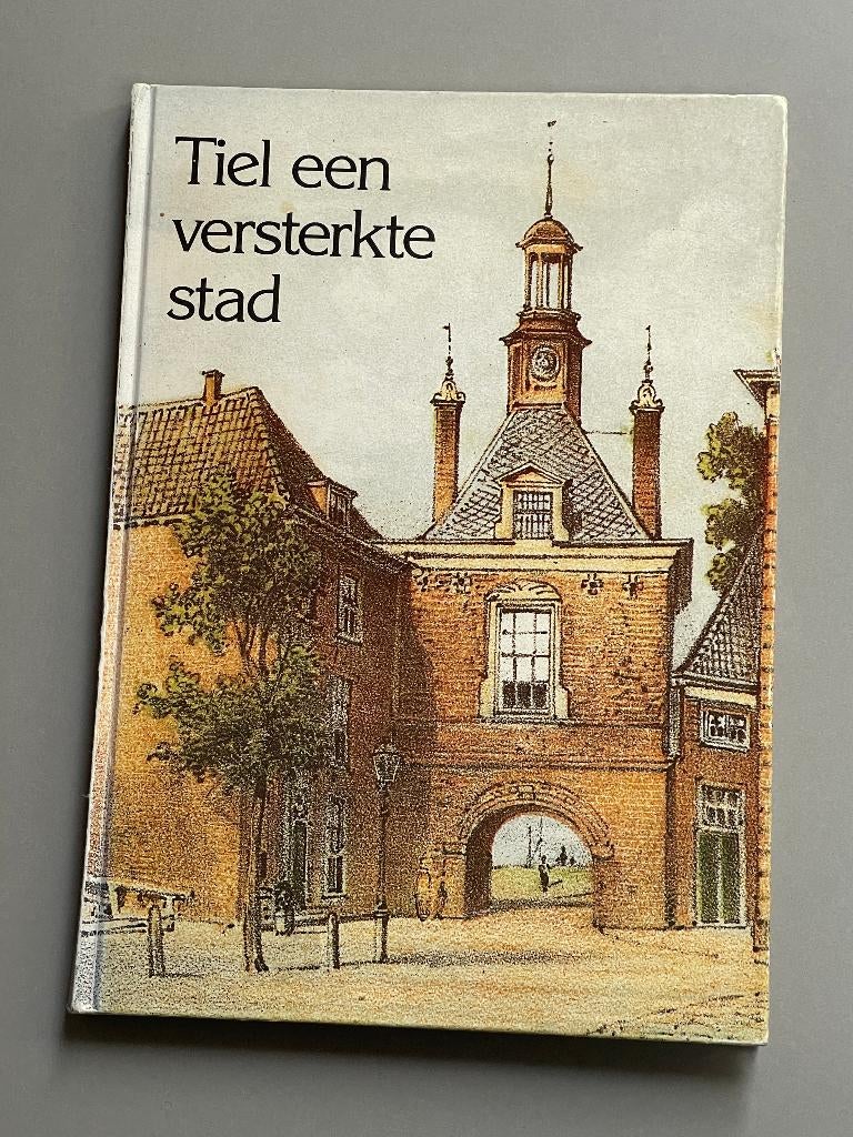 Tiel een versterkte stad (1980), Ophalen of Verzenden, Zo goed als nieuw