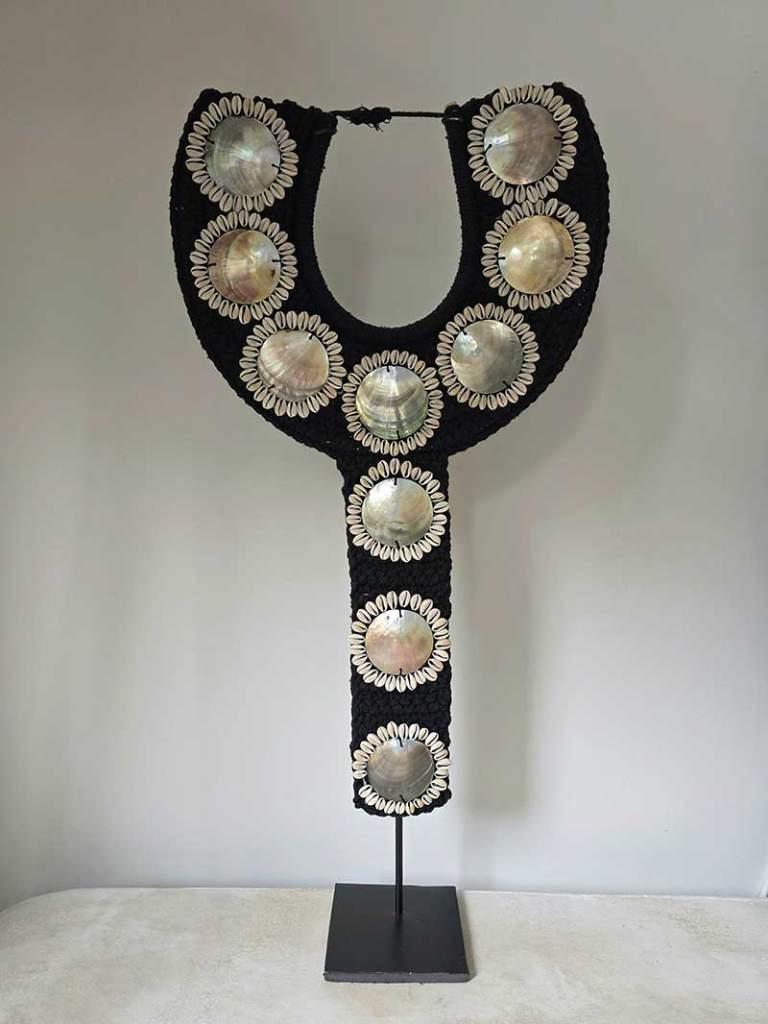 Schelpenketting Hitam op standaard 2 uit Bali, Ophalen of Verzenden, Tropical home, 6951nk, Nieuw