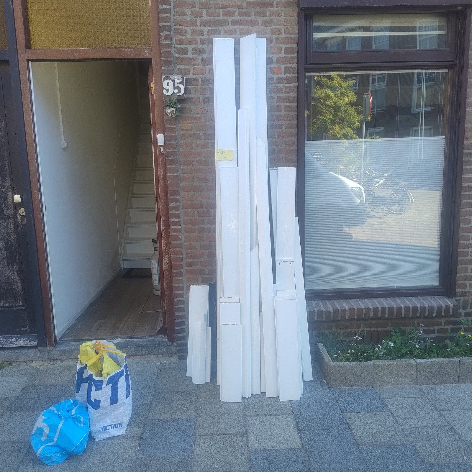 Gratis af te halen: Diverse witte plinten en lijsten, Ophalen, Gebruikt, Lijsten, Mdf