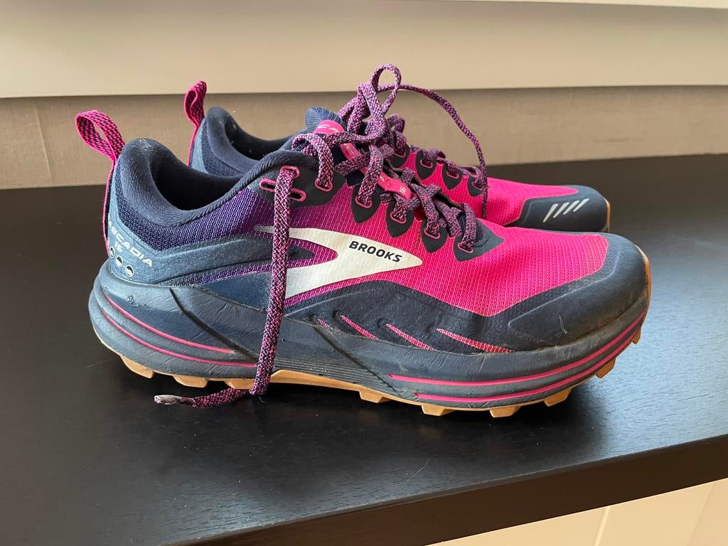 Brooks cascadia 16 maat 40, Ophalen, Zo goed als nieuw, Hardloopschoenen, Overige merken