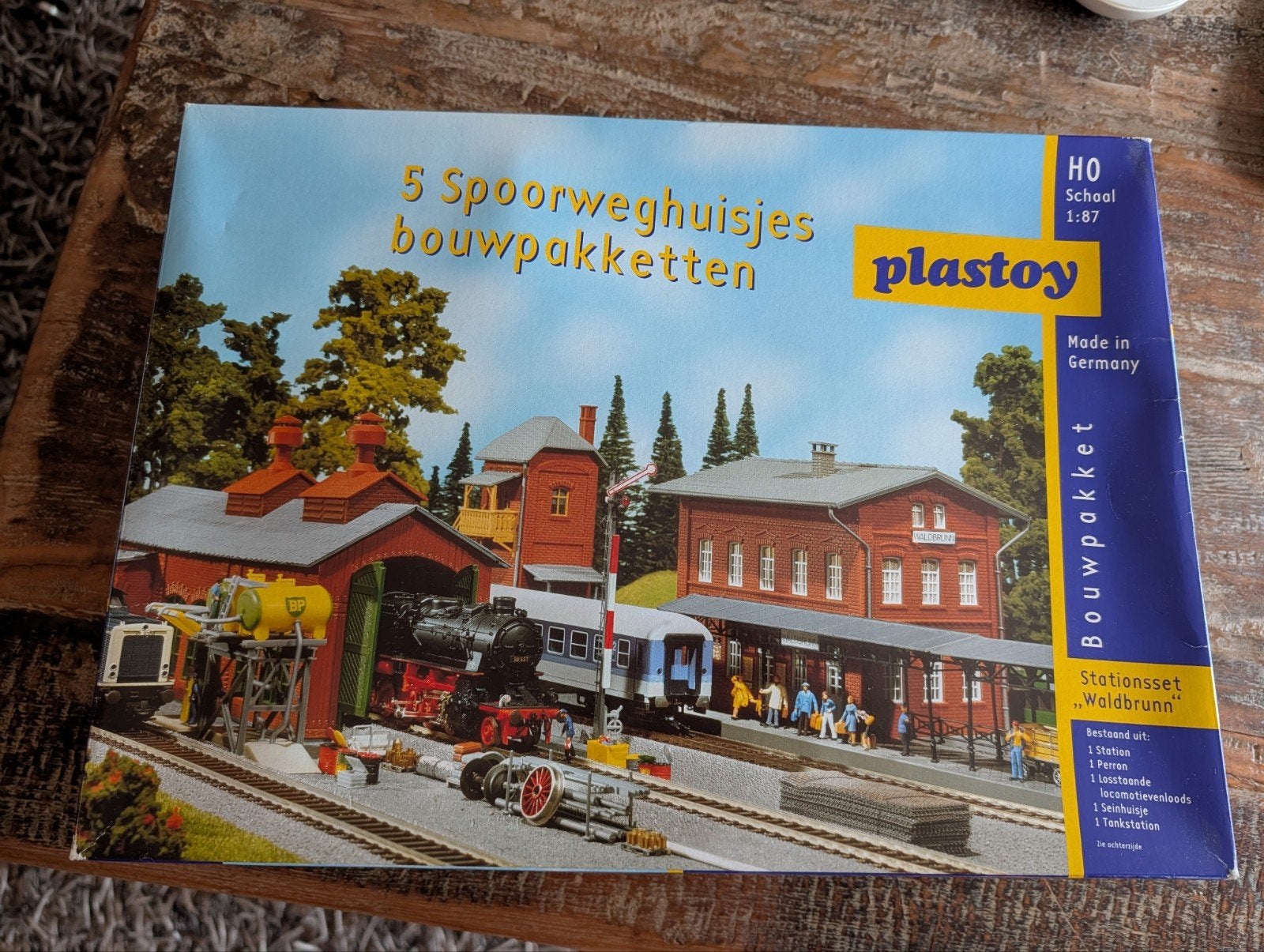 Plastoy (Pola) H0 stationsset Waldbrunn nieuw, Hobby en Vrije tijd, Modeltreinen | H0, Overige merken, Gelijkstroom of Wisselstroom