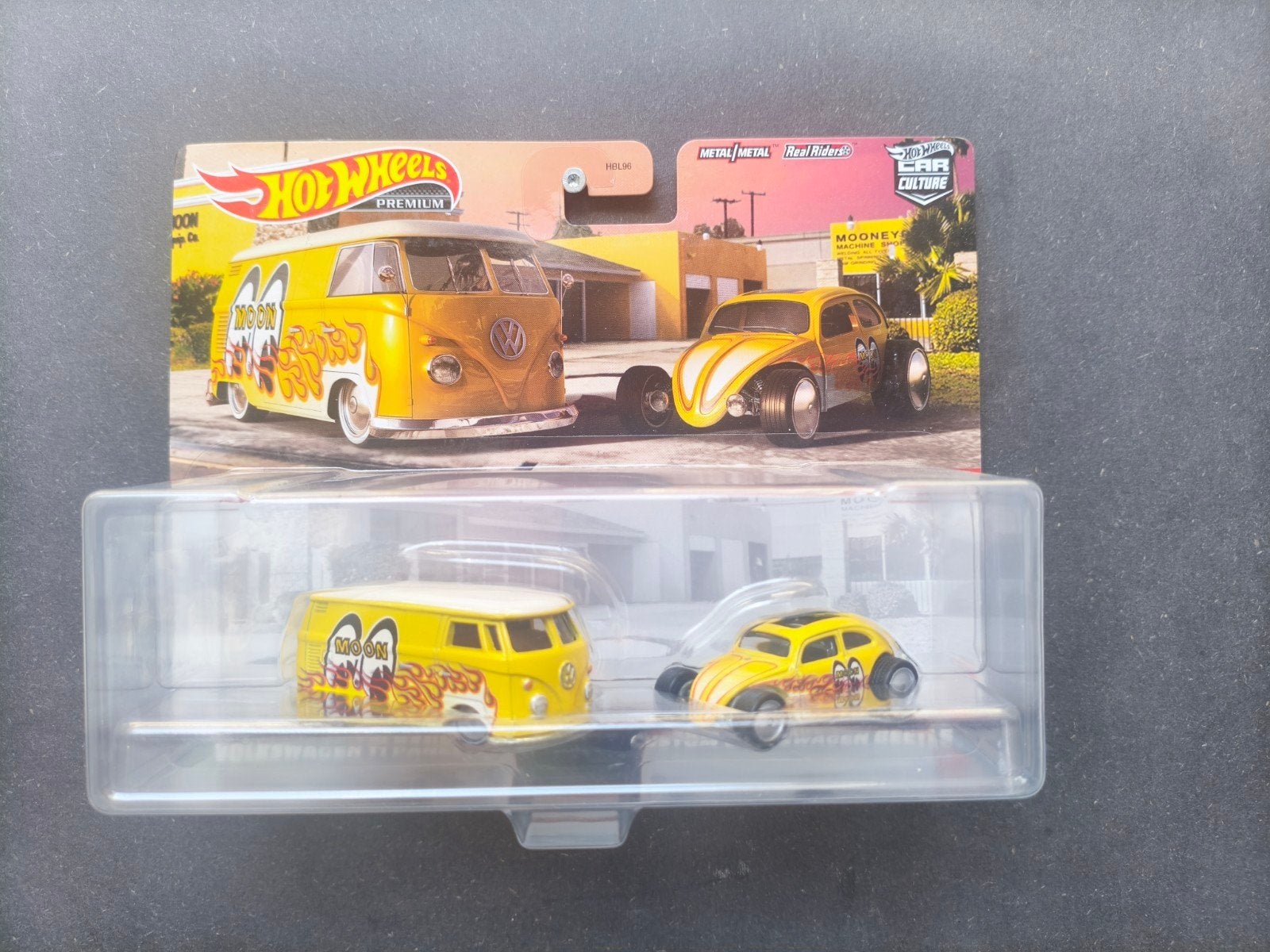 Hot Wheels Premium Volkswagen T1 Panel Bus & Beetle, Ophalen of Verzenden, Zo goed als nieuw, Auto