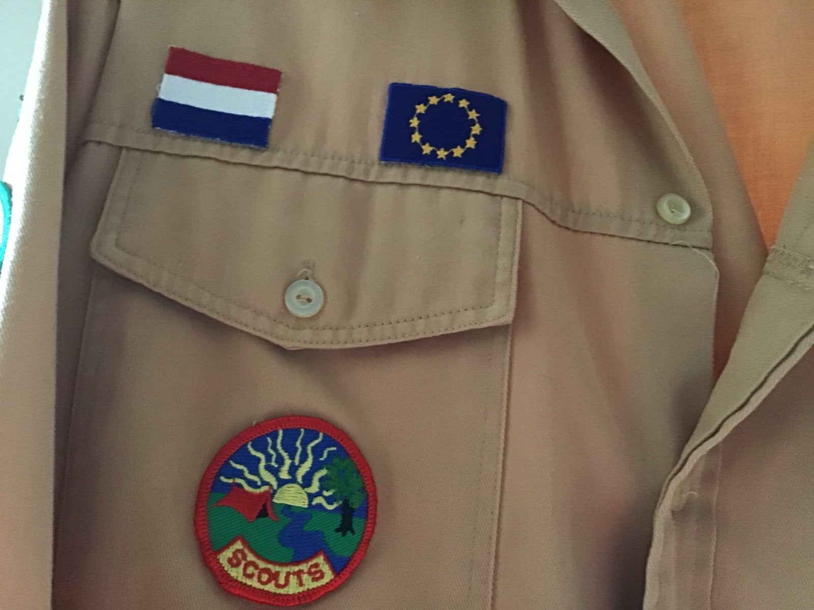 Scouting uniform blouse met badges - Maat 40, Verzamelen, Scouting, Ophalen of Verzenden, Gebruikt, Kleding