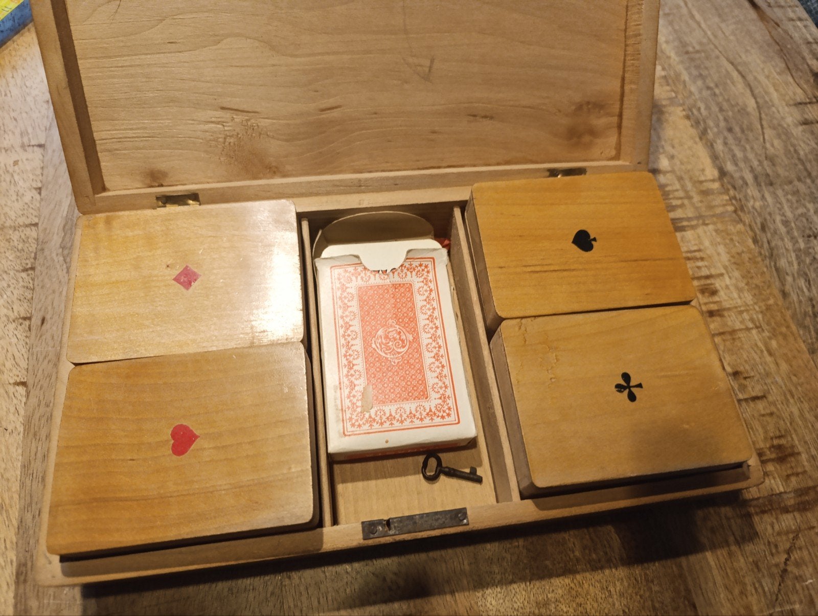 Mooi houten kistje met fiches en speelkaarten, Drie of vier spelers, Ophalen of Verzenden, Gebruikt