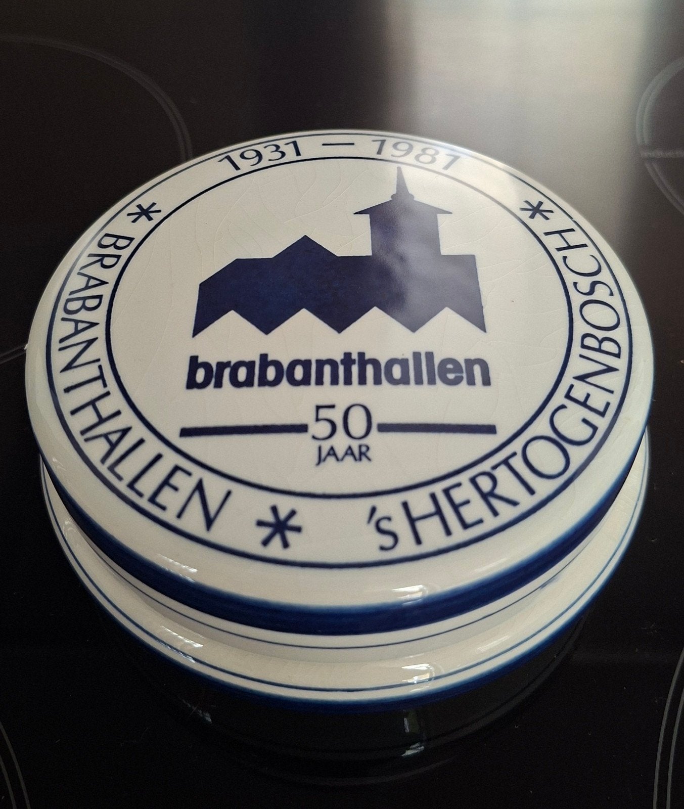 Delfts Blauw Schaaltje Brabanthallen 50 Jaar Jubileum, Ophalen of Verzenden, Gebruikt, Porselein, Bord of Schaal