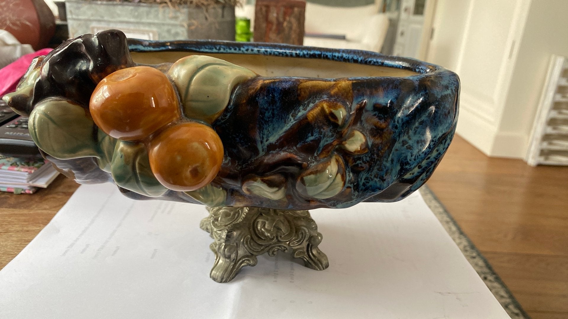Mooie majolica schaal op voet heel apart en mooi van kleur, Ophalen of Verzenden