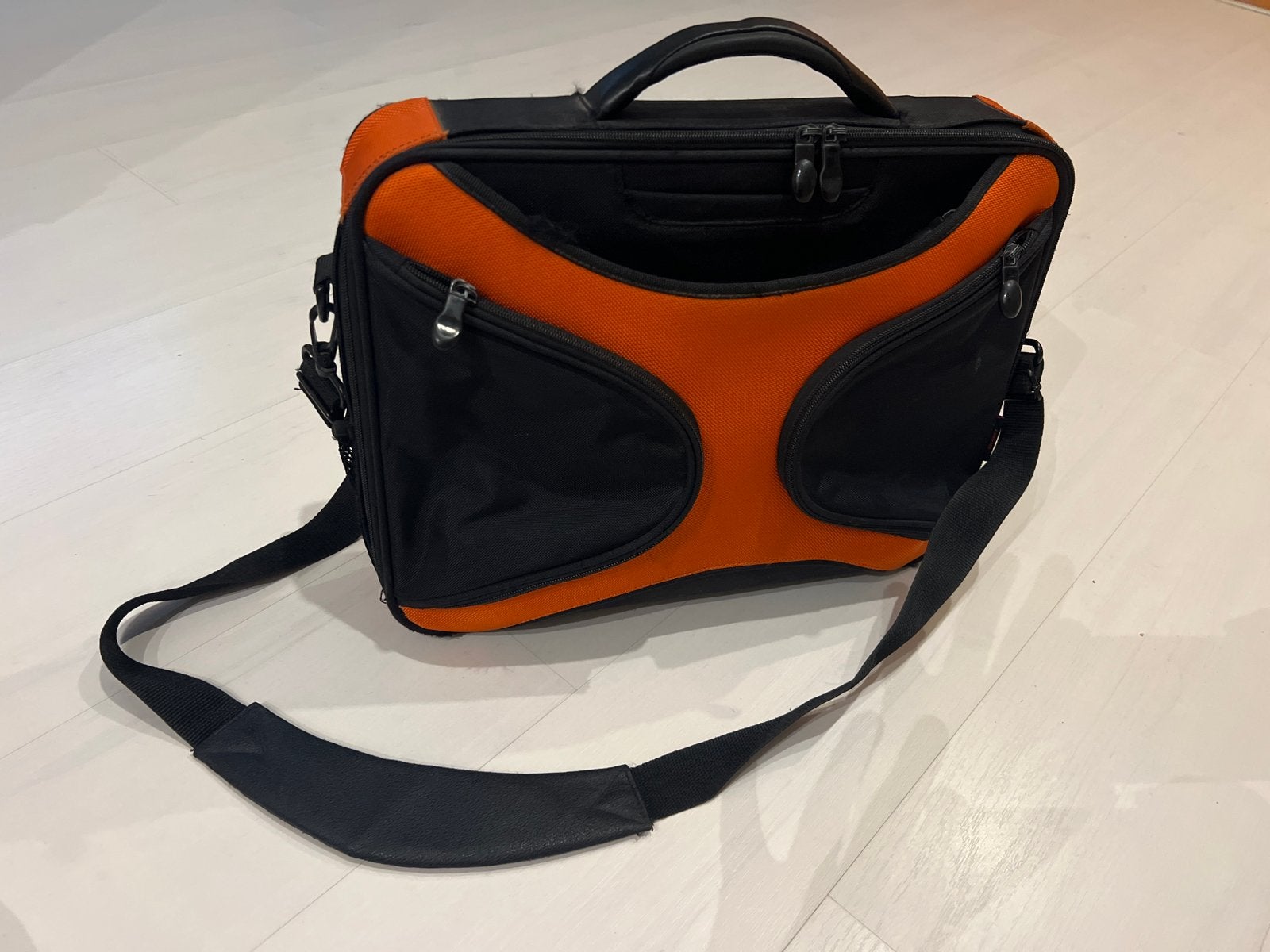 Laptoptas 15 inch - Zwart/Oranje met schouderband, Gebruikt, Gevoerd laptopvak, 17 inch of meer, Aktetas