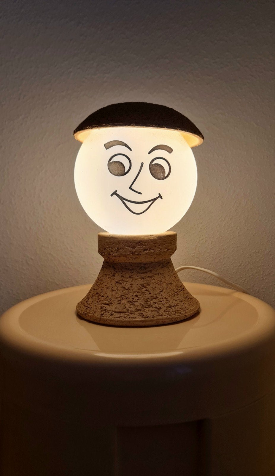Tafellamp lachend gezicht op bollamp vorm aardewerk uniek, Huis en Inrichting, Lampen | Tafellampen, Beige, Ophalen, Design