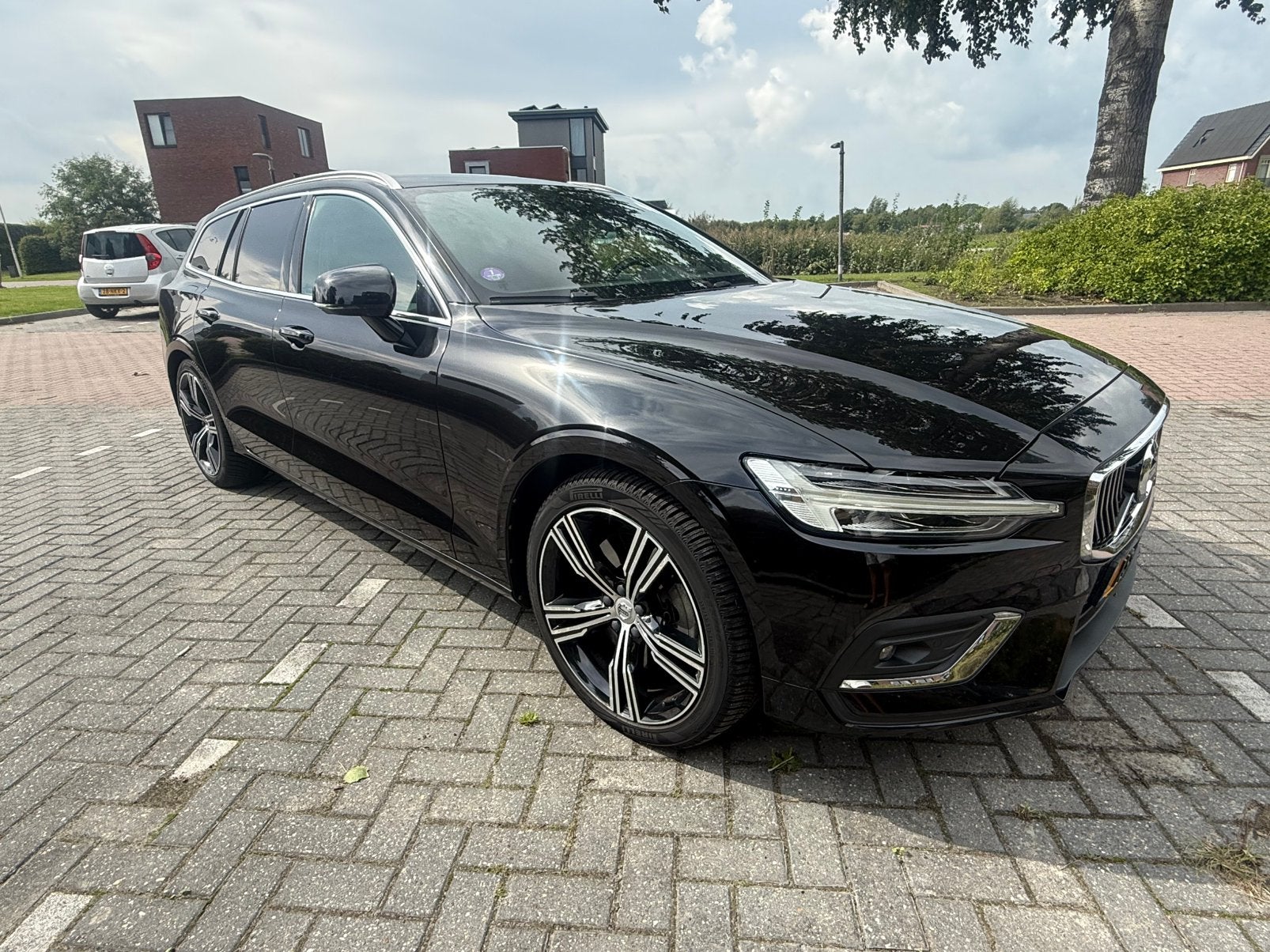 Volvo V60 T5 Inscription 250pk 2019 Zwart, 1800 kg, 4 cilinders, 1969 cc, Zwart