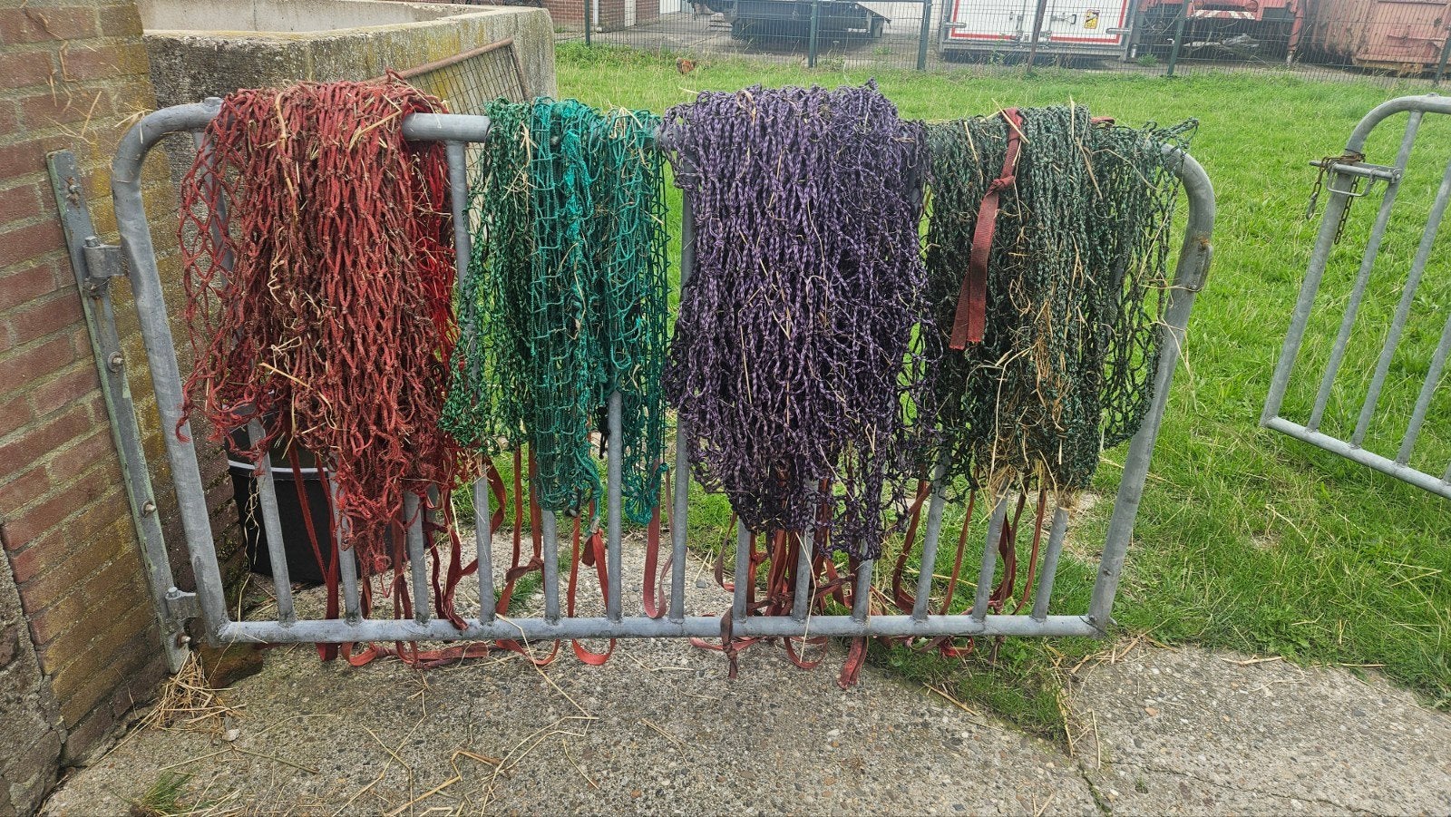 24 hooinetten ter reparatie, Ophalen