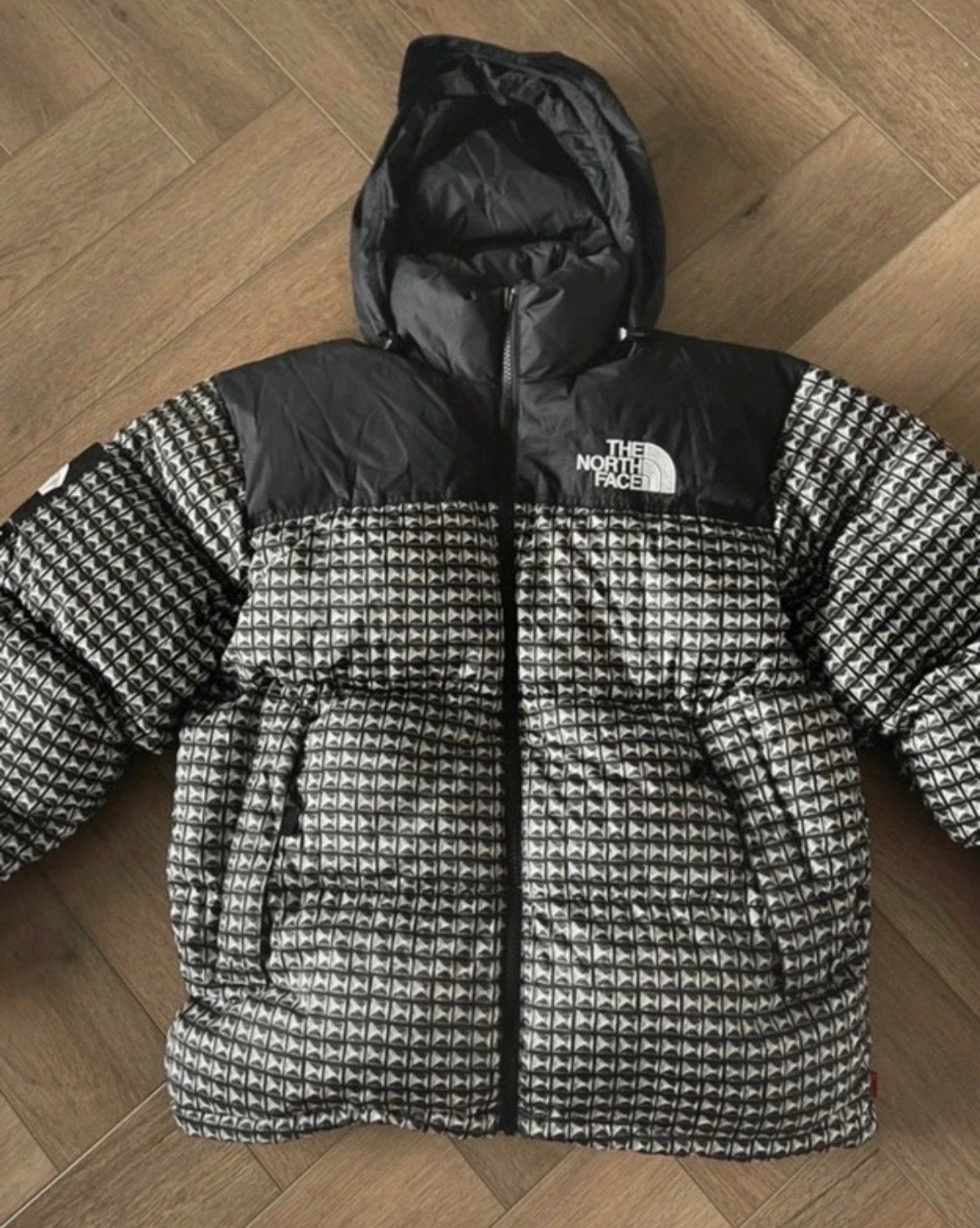 The North Face x Supreme Nuptse Puffer Jacket Zwart Wit, Ophalen of Verzenden, Zo goed als nieuw, Maat 46 (S) of kleiner, Zwart