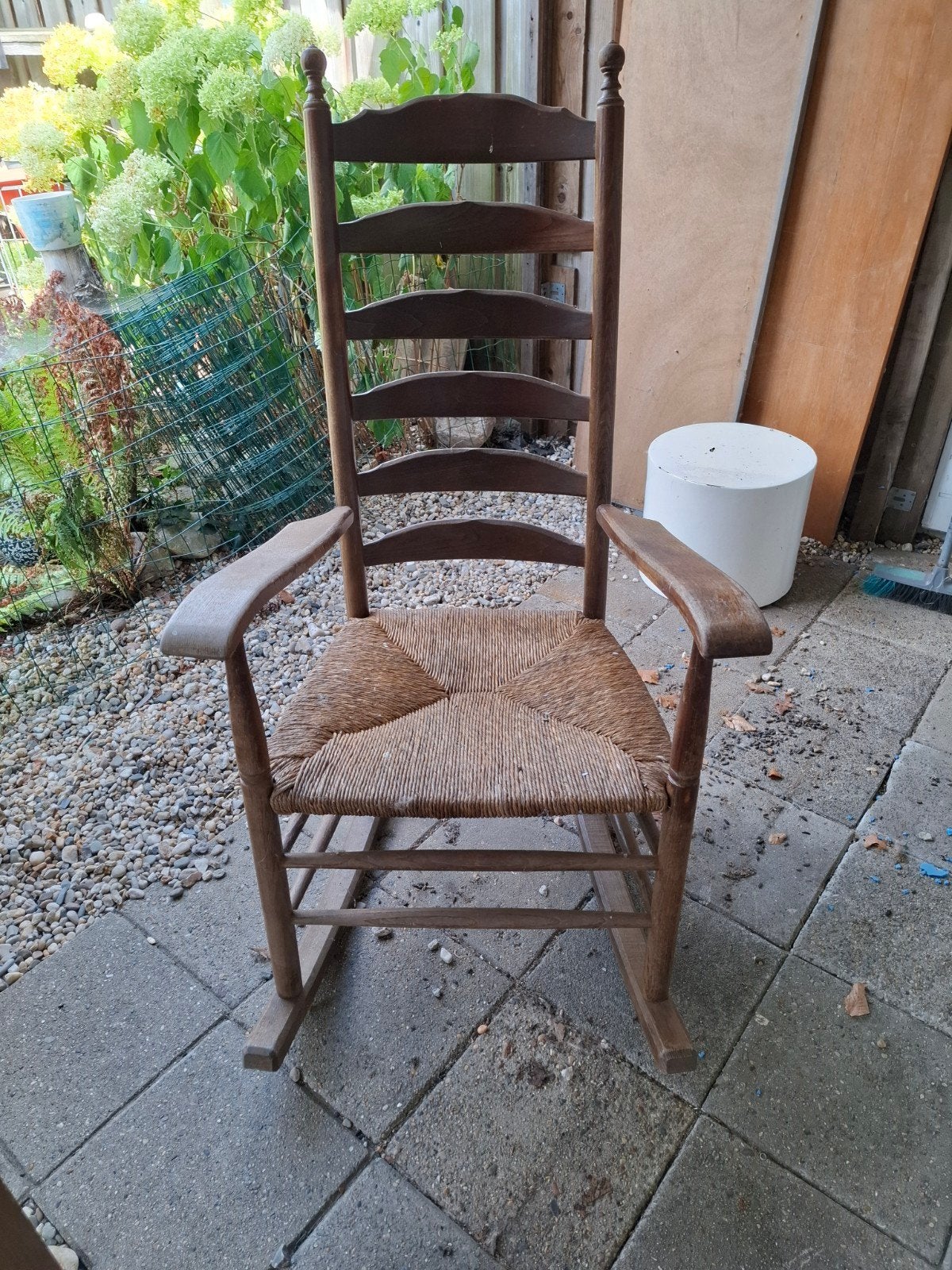 Antieke schommelstoel met rieten zitting, Antiek en Kunst, Antiek | Meubels | Stoelen en Banken, Ophalen