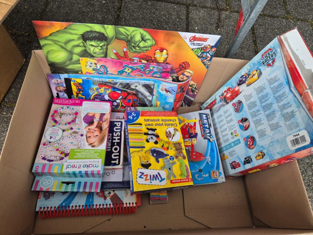 Grote doos vol knutselspullen: stickers, strijkkralen, etc., Ophalen of Verzenden