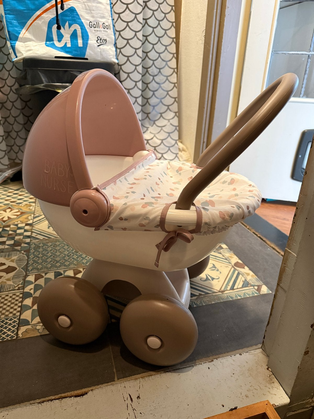 Baby Nurse poppenwagen roze/wit, Ophalen, Zo goed als nieuw, Babypop