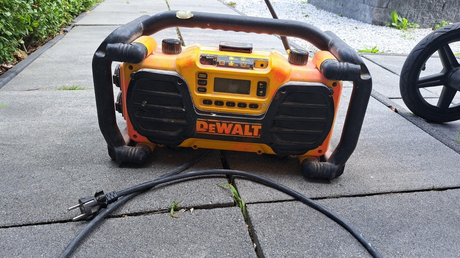 Robuuste DeWalt bouwradio met snoer, Ophalen, Gebruikt