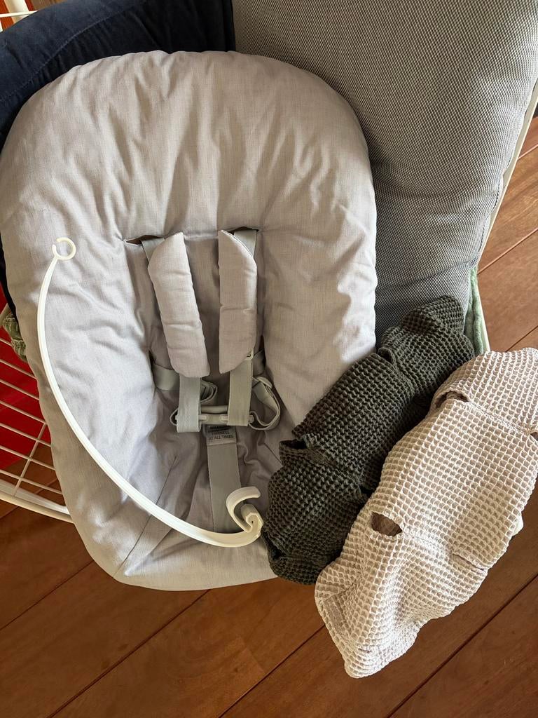 Stokke TrippTrapp NewBorn met speelboog en 2 hoezen, Ophalen of Verzenden, Zo goed als nieuw, Meegroeistoel, Gordel(s)