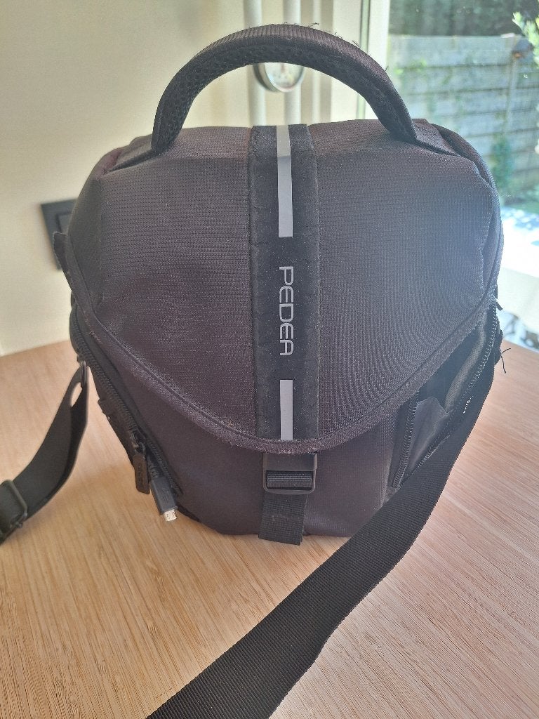 Sony RX10 Mark IV met accessoires en fototas