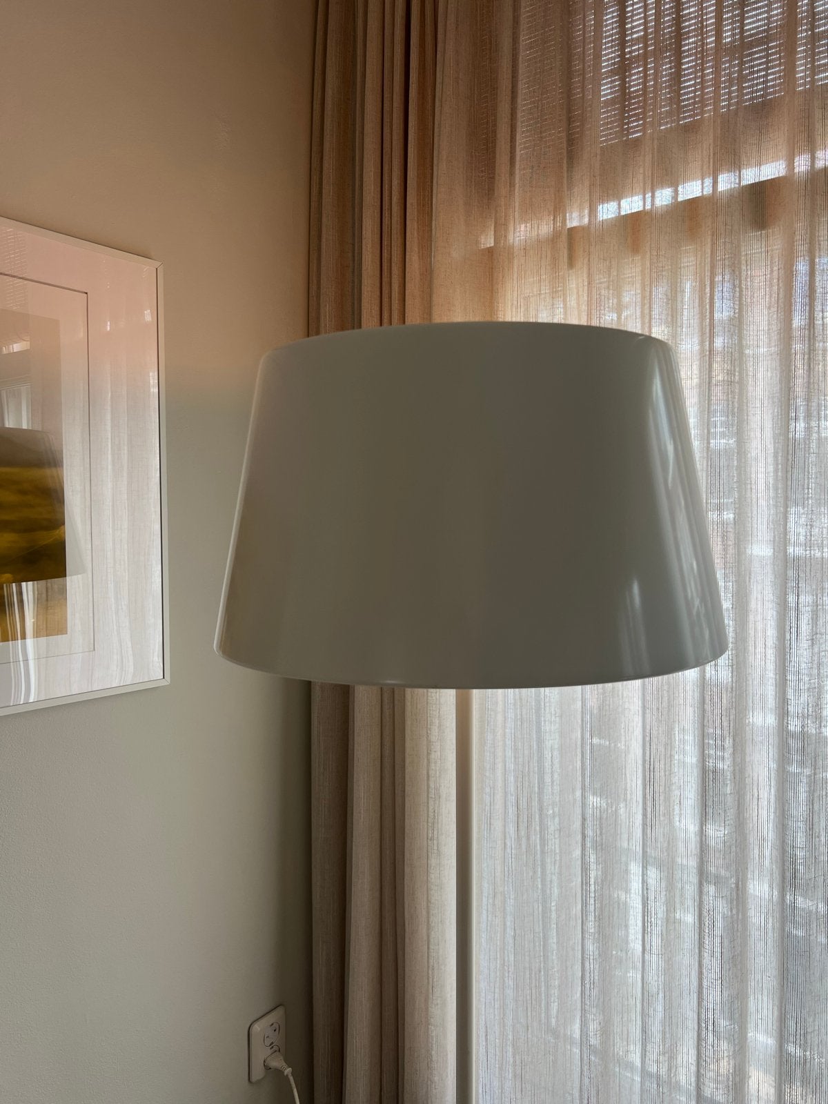 Witte vloerlamp met grote kap ( ikea kulla vintage ), Huis en Inrichting, Lampen | Vloerlampen, Ophalen, Gebruikt, E27 (groot)