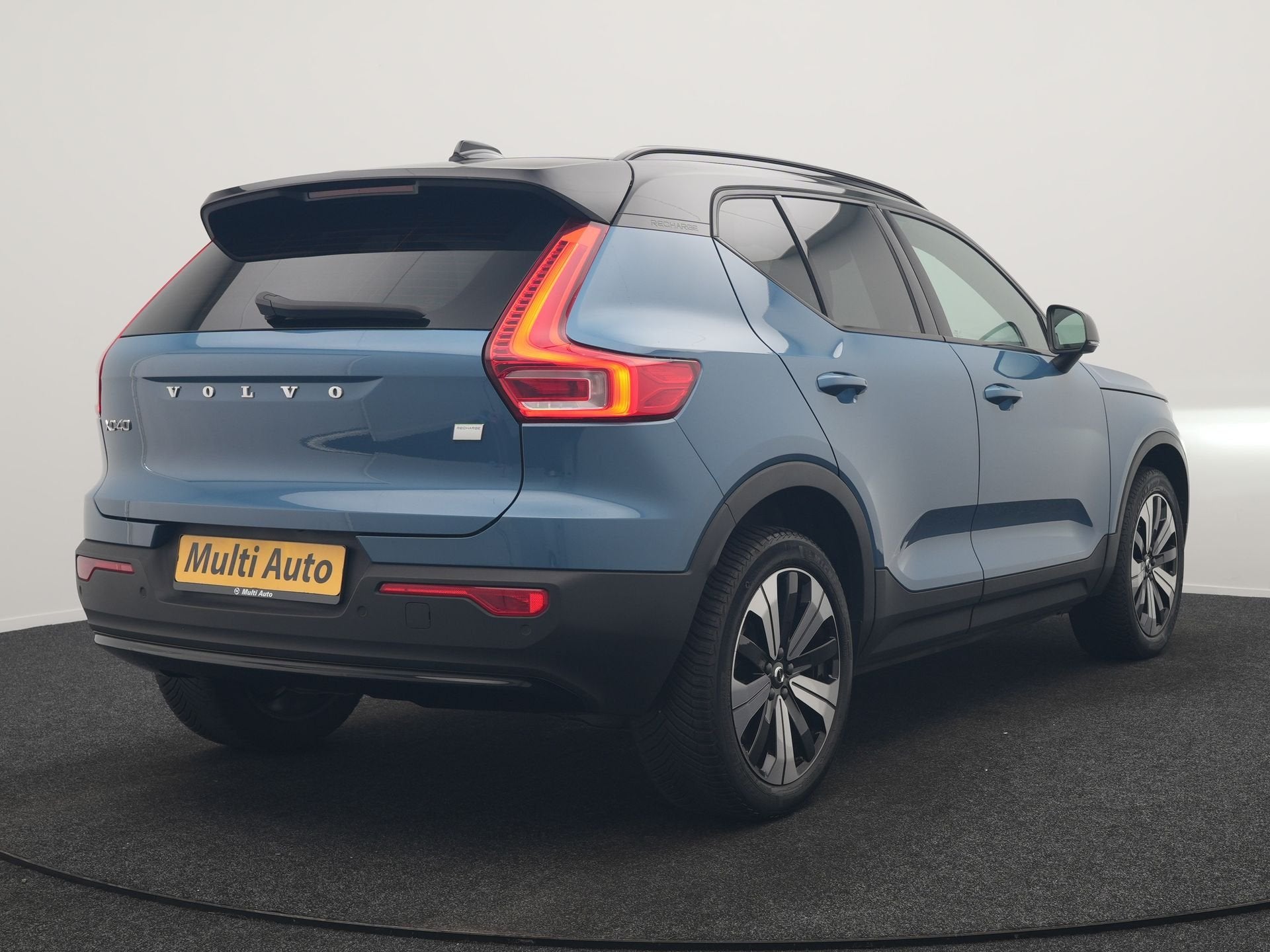 Volvo XC40 Core Recharge Pure 69 kWh 231pk Dealer O.H. | War, Automatische klimaatregeling, Gebruikt, Zwart, Blauw