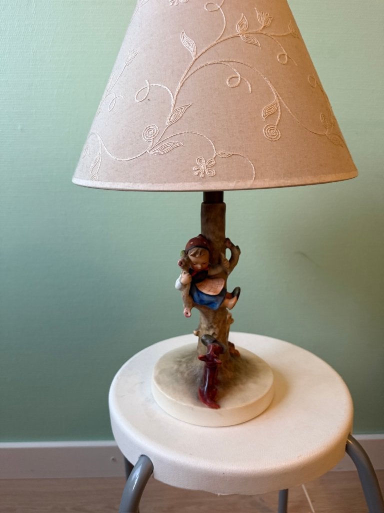 Originele Hummel (Goebel) tafellamp met kinderfiguur, Huis en Inrichting, Steen/keramiek, Gebruikt, Overige merken, Meerkleurig