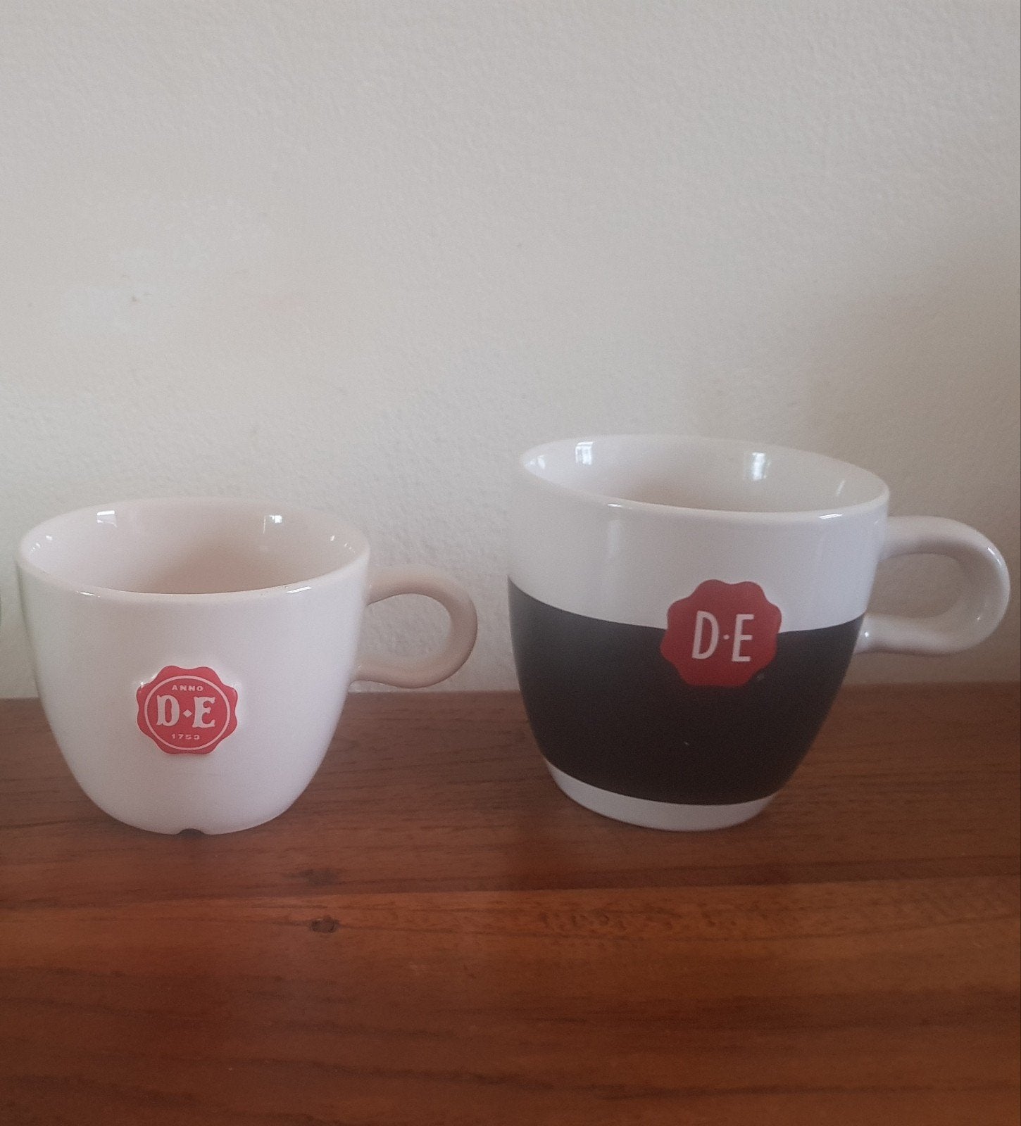 Douwe Egberts mokken - 2 verschillende *zgan*, Ophalen of Verzenden, Zo goed als nieuw, Overige stijlen, Kop(pen) en/of Schotel(s)