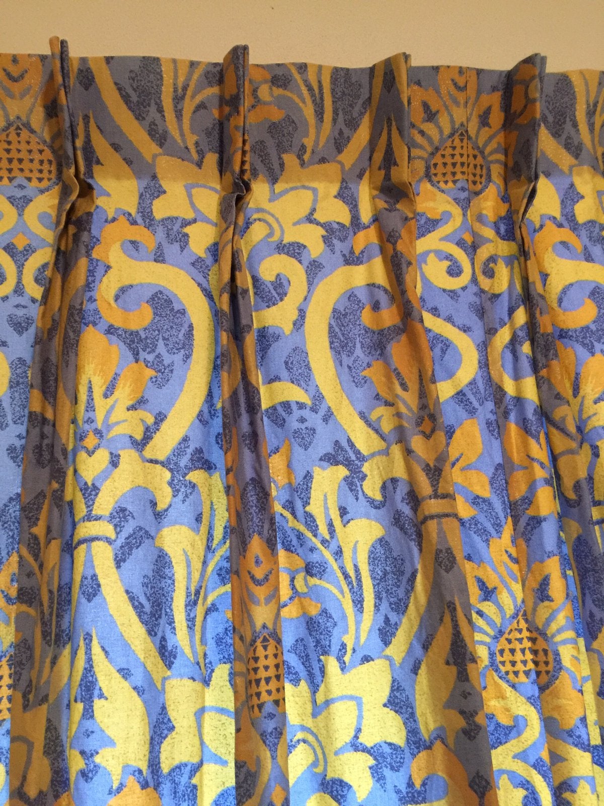TWEE STUKS BLAUW/GEEL KLEURIGE GORDIJNEN., Huis en Inrichting, Met haken, Ophalen of Verzenden, Zo goed als nieuw, Gordijn
