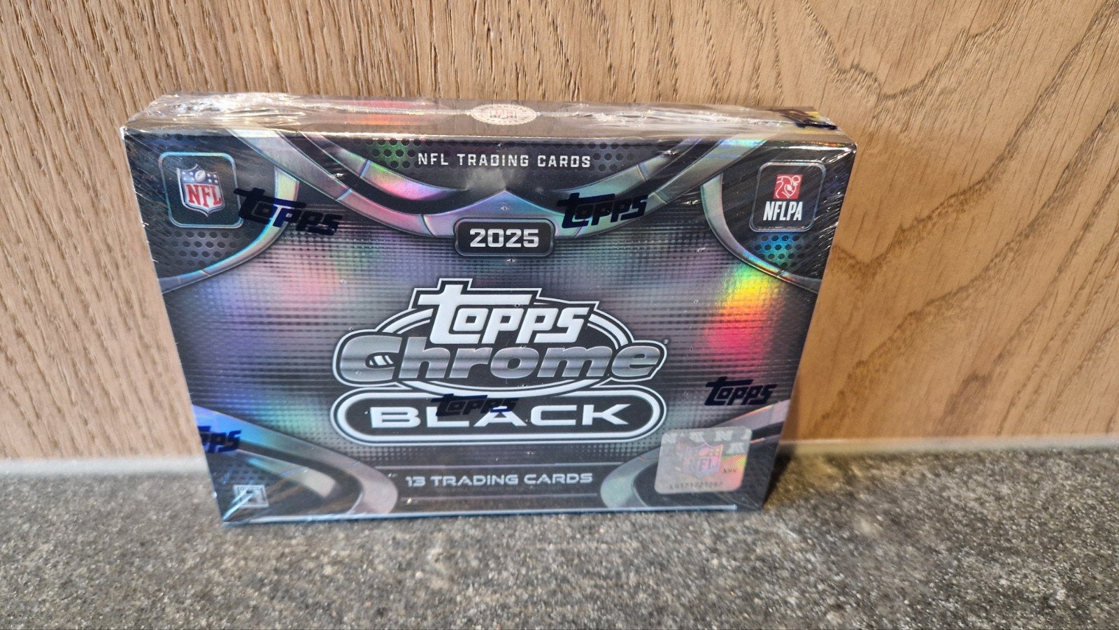 Topps Chrome Black Football 2025 Hobby Box Nieuw en Sealed, Ophalen of Verzenden, Nieuw, Boosterbox