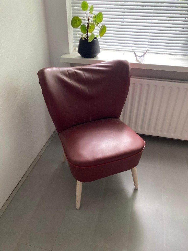 Vintage cocktailstoel jaren 50/60 – bordeaux kunstleer, Huis en Inrichting, Stoelen, Ophalen, Gebruikt, Cocktailstoel jaren 50