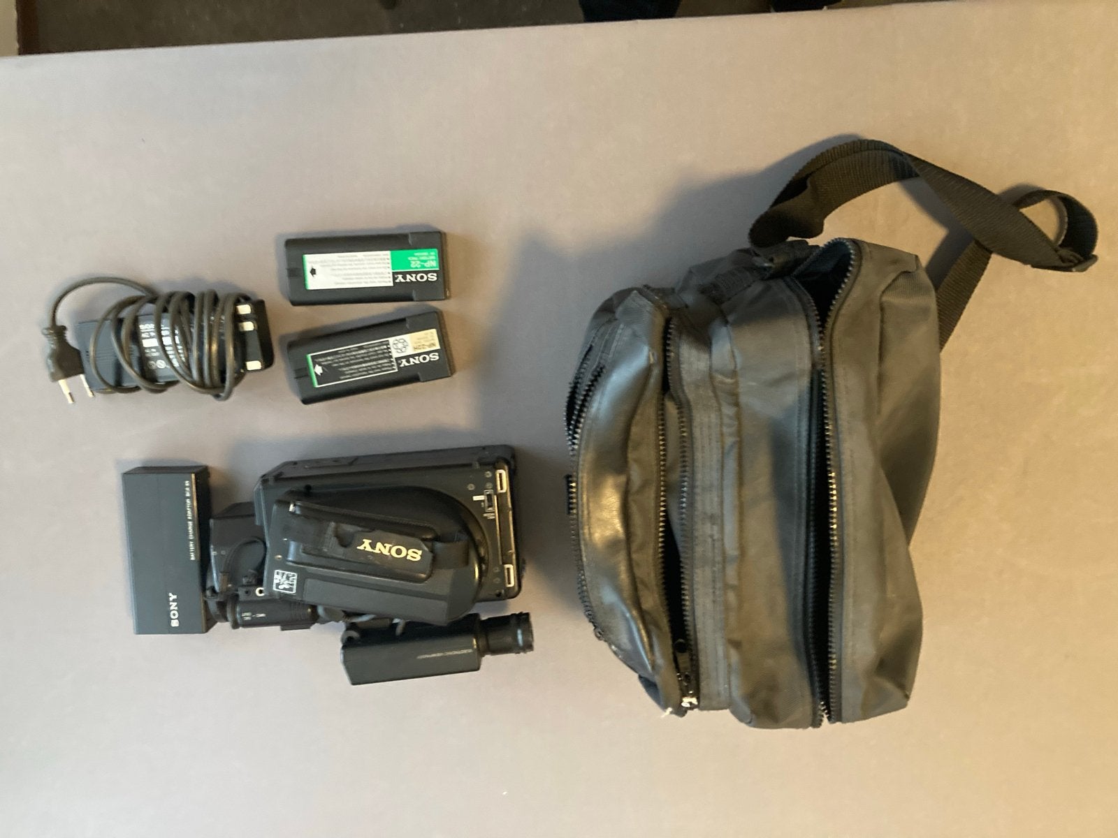 Foto 5 van Sony CCD-V30E Video 8 Handycam met accessoires