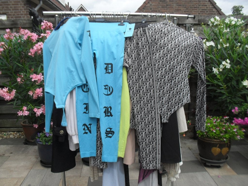 Partij kleding ruim 1000 stuks., Kleding | Dames, Overige kleuren, Zo goed als nieuw, Onder de knie, Ophalen