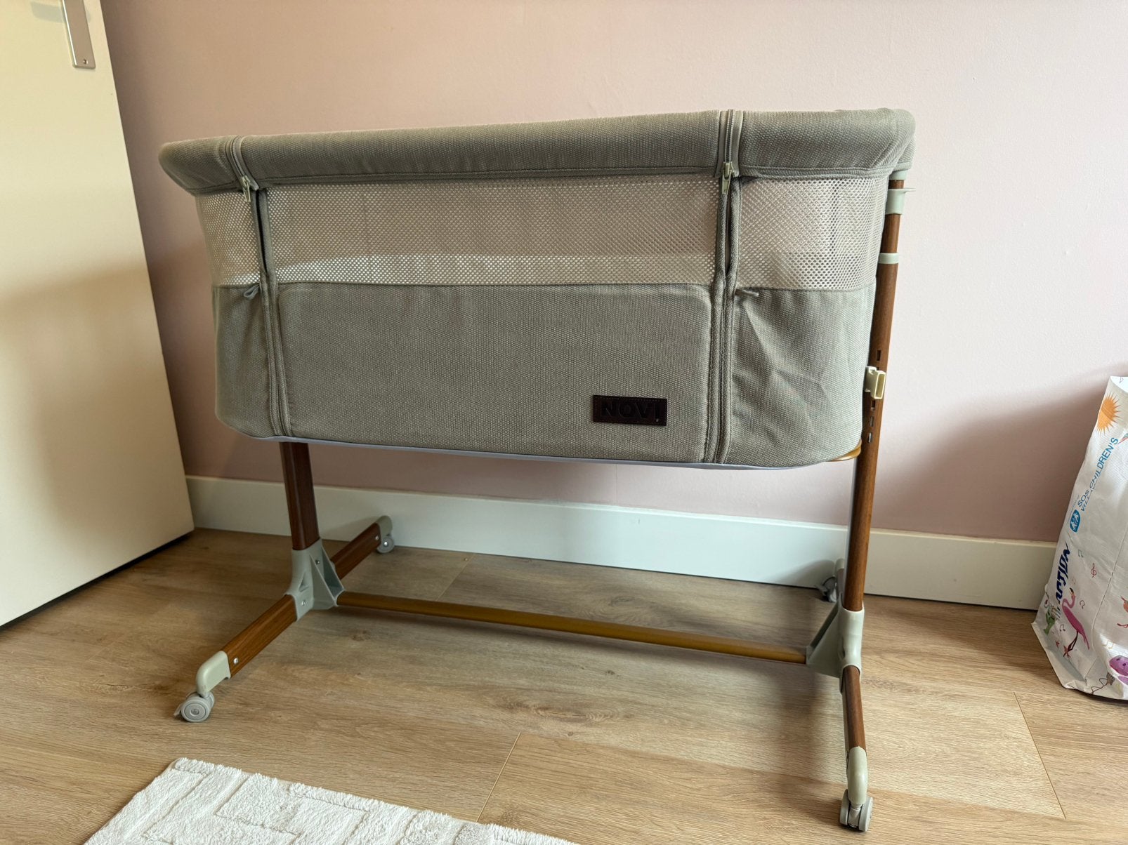 Novi Baby Premium Goodnight co-sleeper, Kinderen en Baby's, Babywiegjes en Ledikanten, Ophalen, Zo goed als nieuw, Wieg