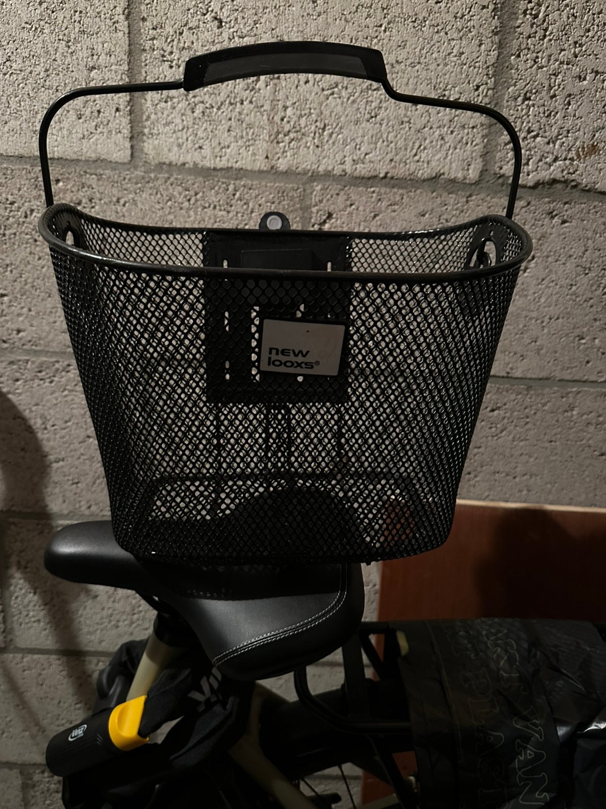 Fietsmand met houder, Ophalen, Zo goed als nieuw
