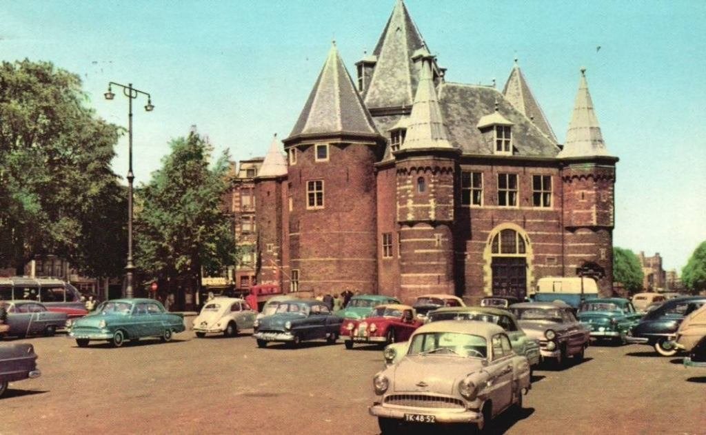 Amsrerdam Het Waaggebouw 1958 met Opel Olympia Rekord, Ophalen, 1940 tot 1960, Gelopen, Noord-Holland
