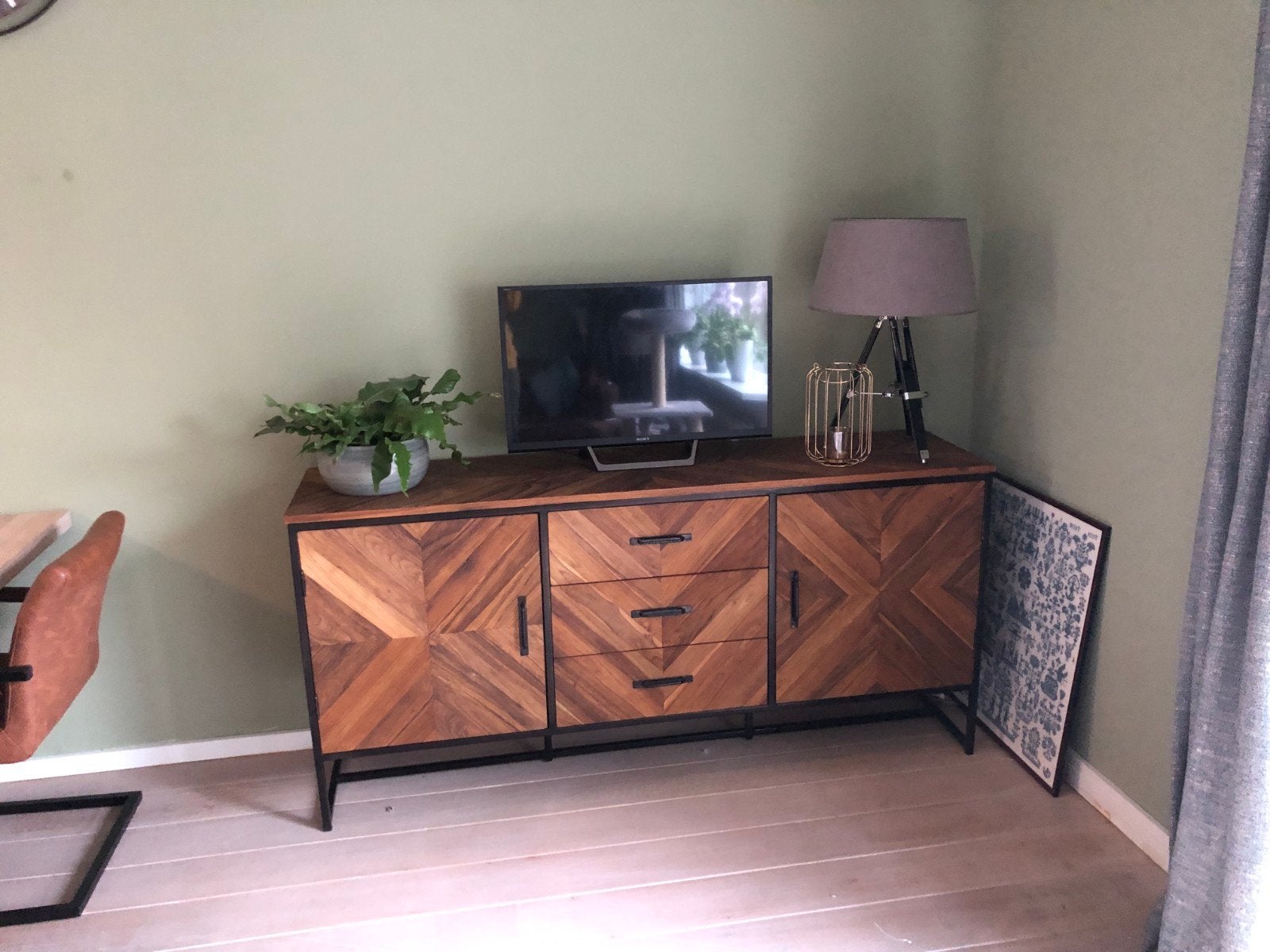 Stijlvol dressoir met visgraatmotief en metalen frame, 150 tot 200 cm, Modern, Industrieel, Visgraat, Zo goed als nieuw, 25 tot 50 cm