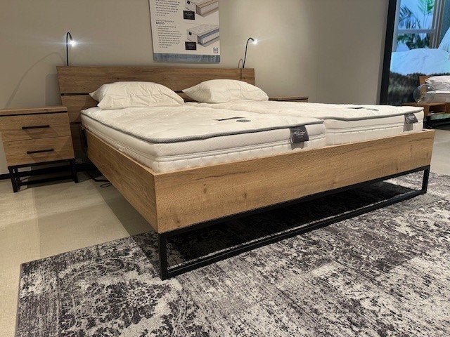 Stoer ledikant 180x200 cm incl nachtkastjes., Huis en Inrichting, Slaapkamer | Bedden, Ophalen, Sommelsdijkse haven 19, Bruin