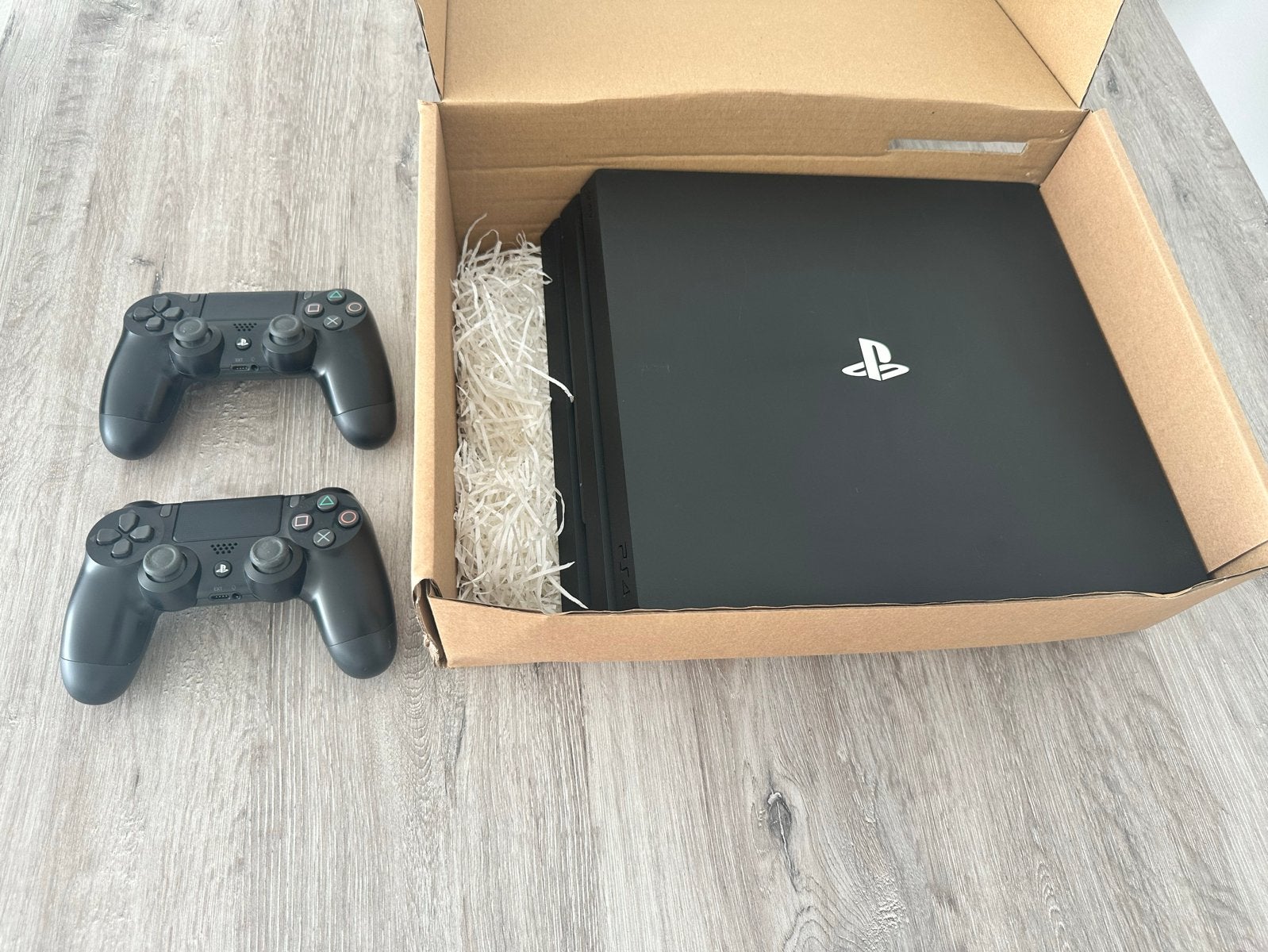 PlayStation 4 pro met 2 controllers, Ophalen, Met games, Met 2 controllers, Zo goed als nieuw