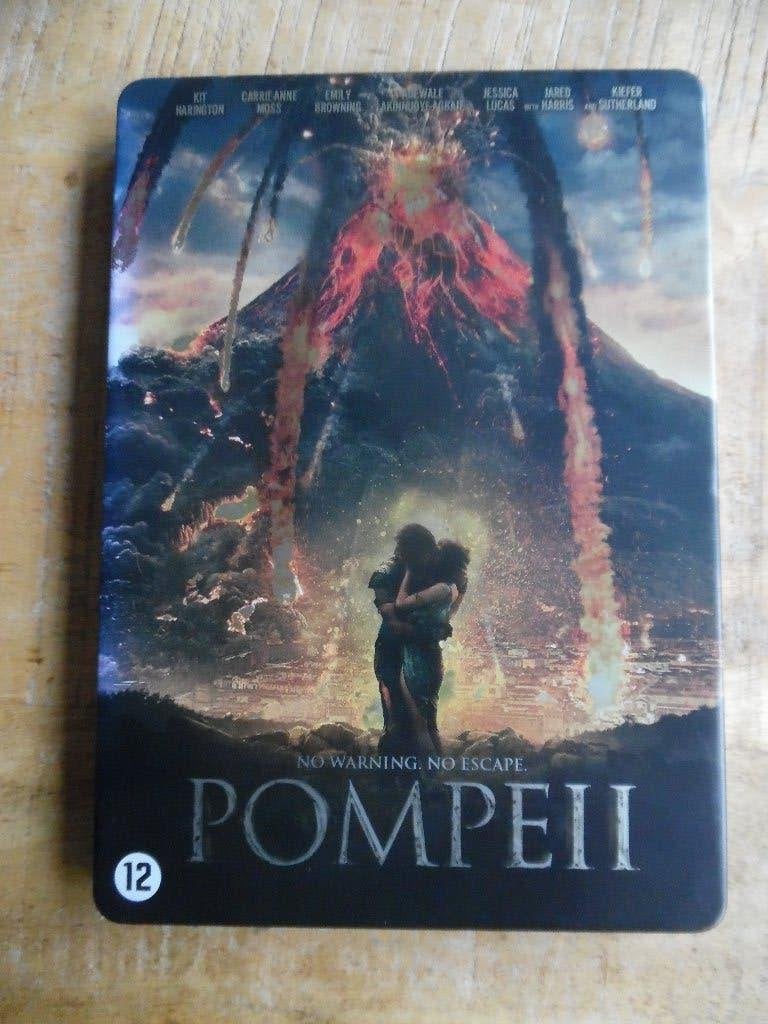 AVONTUUR SPEKTAKEL - POMPEII - KIT HARINGTON - METAL CASE, Ophalen of Verzenden, Gebruikt, Overige gebieden