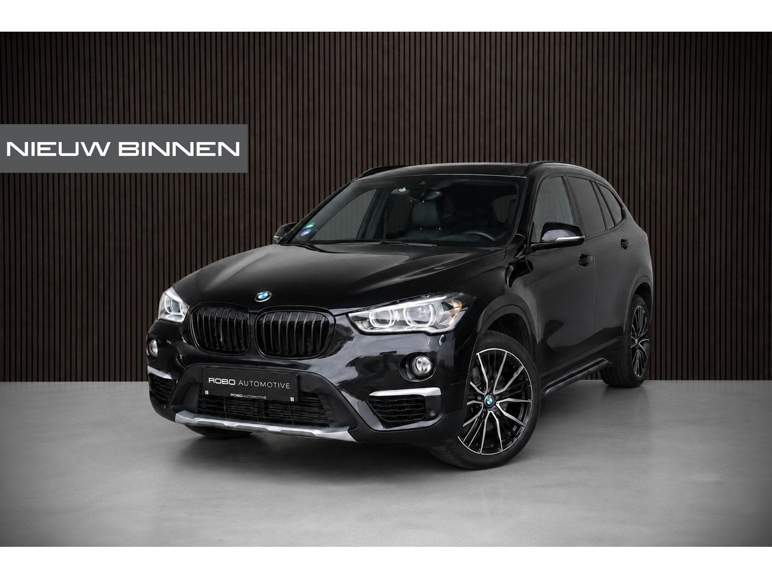 BMW X1 xDrive20i High Executive | Panoramadak | Head-Up Disp, 1998 cc, Gebruikt, 2000 kg, Zwart