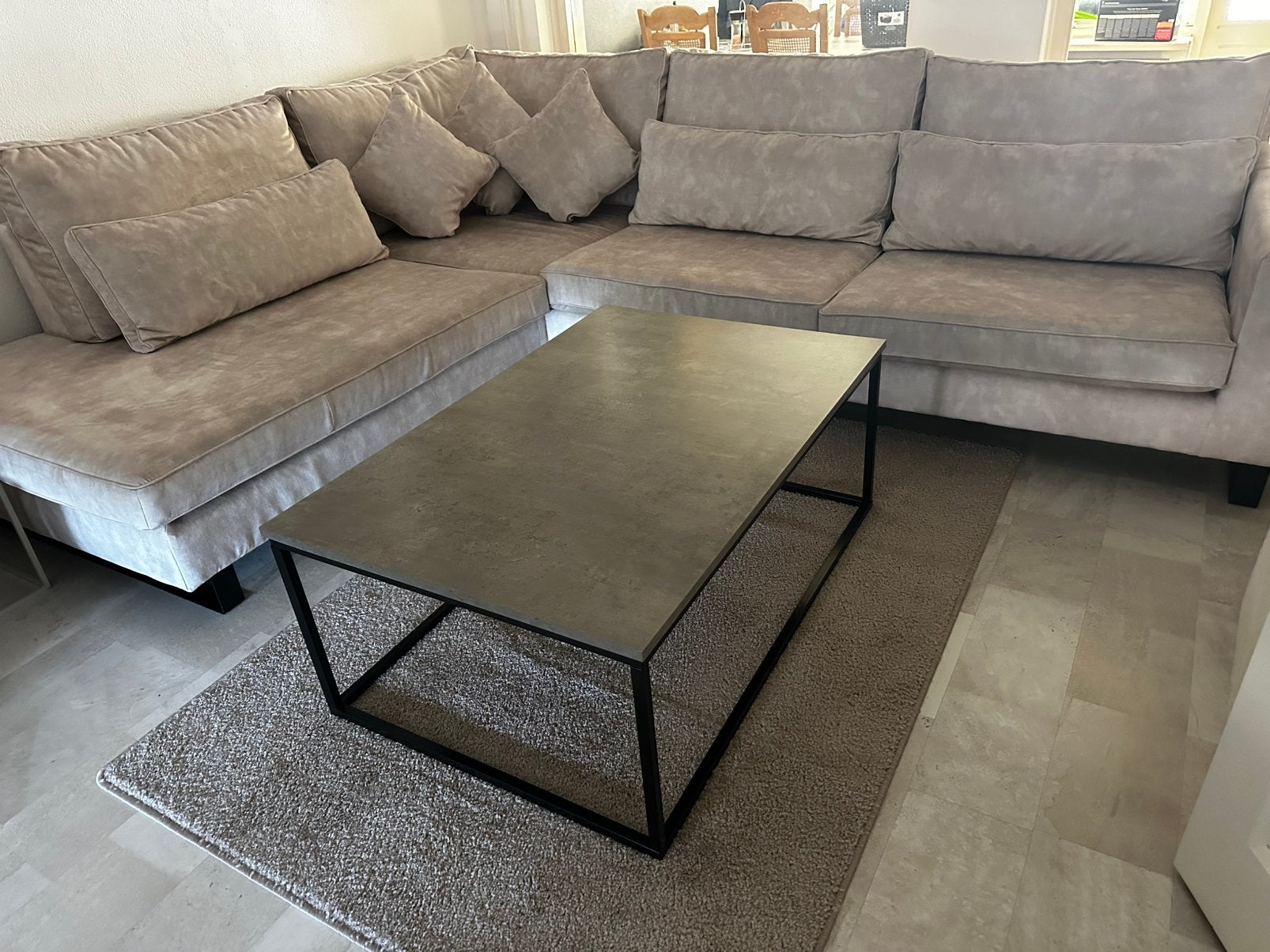 Bank + tafel + tapijt, Ophalen, Zo goed als nieuw, Stof