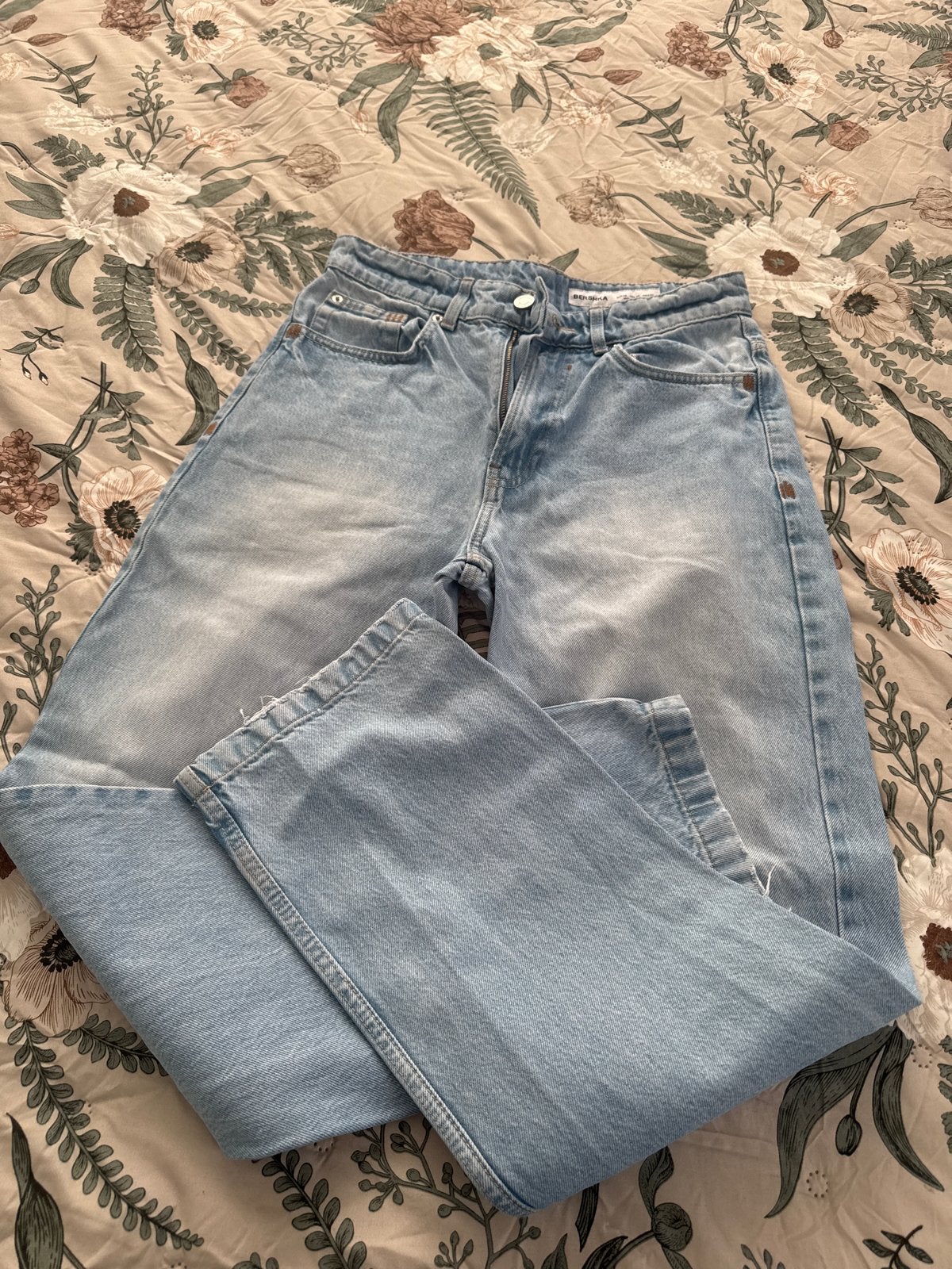 Bershka jeans lichtblauw maat W28/EUR36, Ophalen of Verzenden, Zo goed als nieuw, Blauw, W28 - W29 (confectie 36)