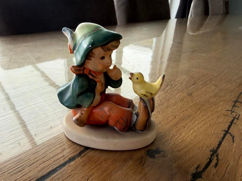 Goebel Hummel beeldje jongen met vogeltje – vintage, Verzamelen, Beelden en Beeldjes, Ophalen of Verzenden, Zo goed als nieuw